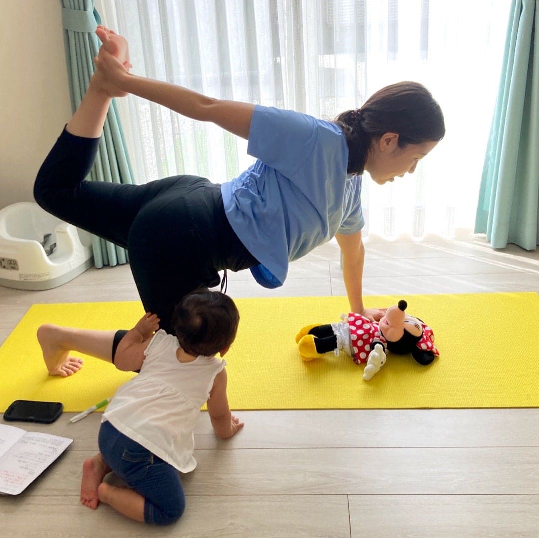 親子で学ぶベビーヨガ