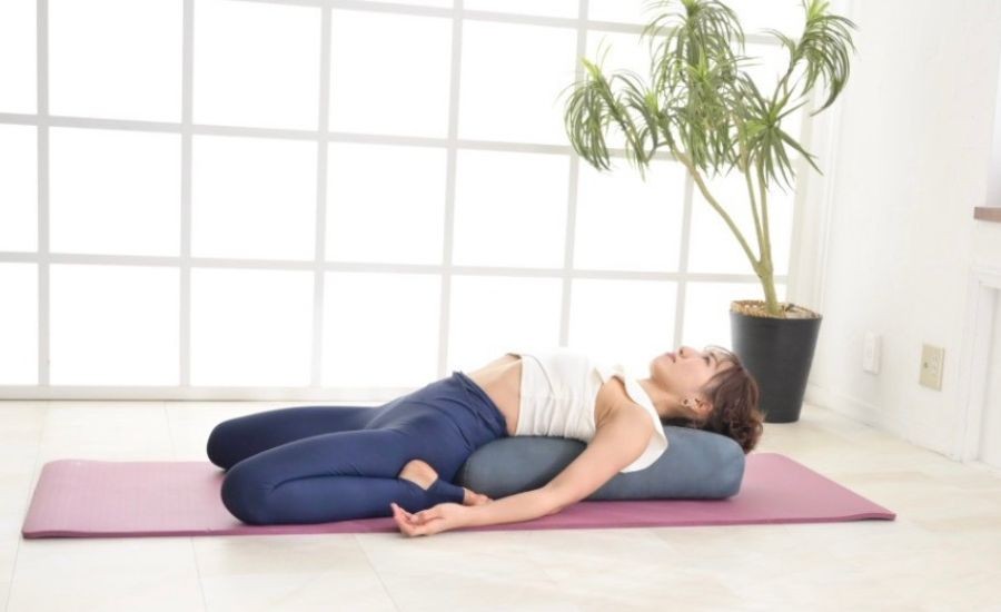 更年期の眠りと自律神経を整えるヨガのイメージ