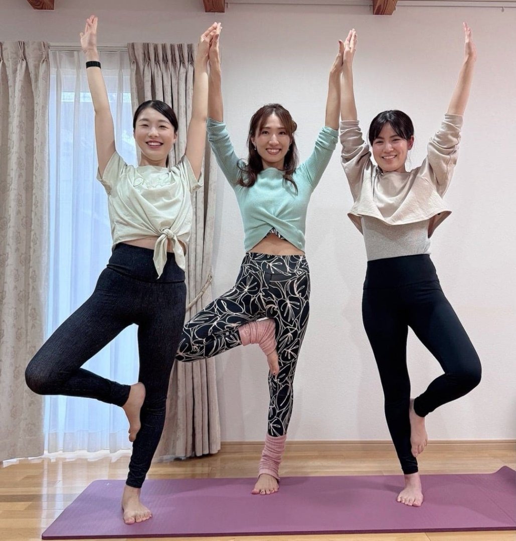 お歌を取り入れた導入とシャバーサナやチャクラ瞑想を行うレッスンの様子