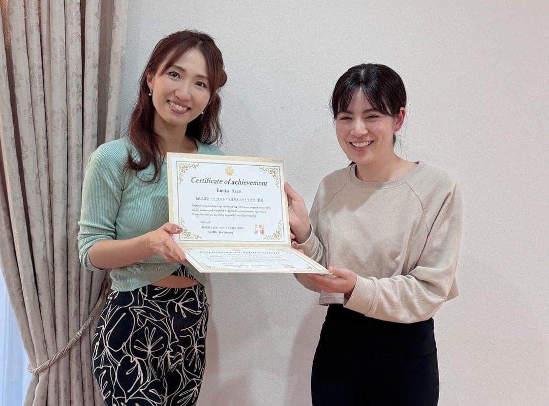 JAHA協会W資格通信コースの通学研修でアーサナとヨガ哲学を深める様子