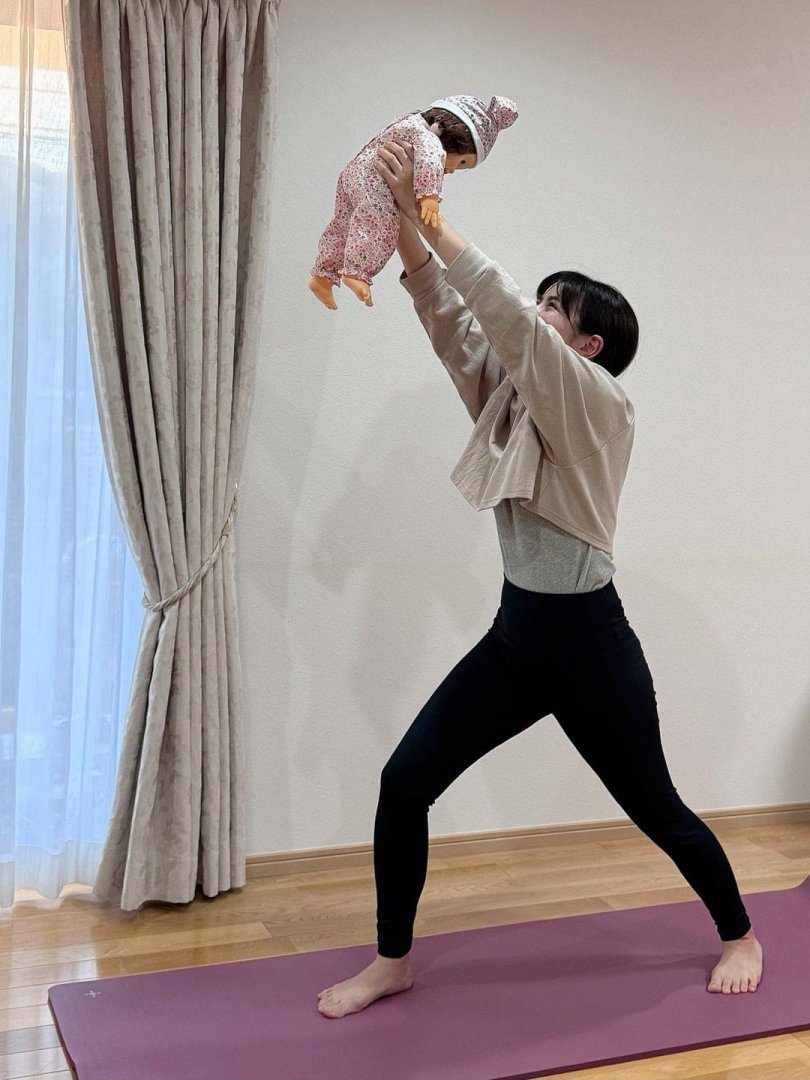 保育士としての経験を活かしたベビーヨガとママヨガの実技試験の様子