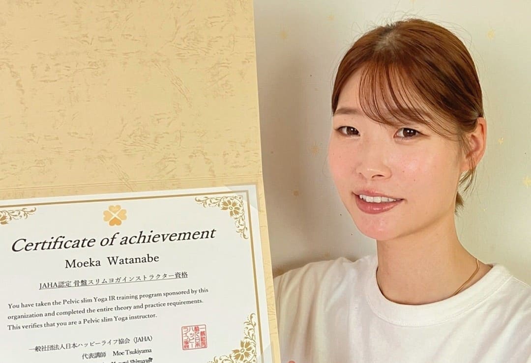 JAHA認定骨盤スリムヨガインストラクター資格取得をされたもえかさんの記念写真