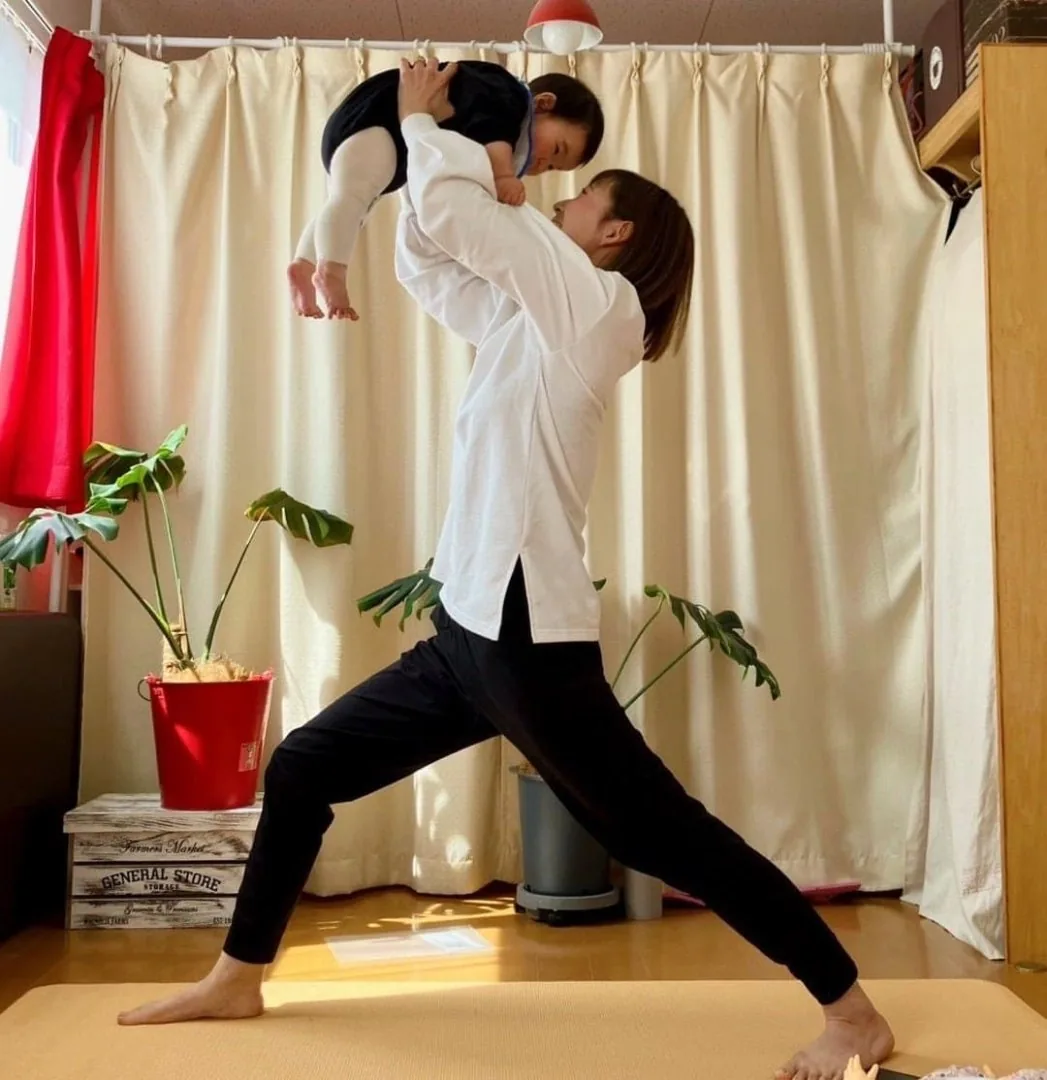 赤ちゃんとママが一緒に学ぶベビーヨガ＆ママヨガ講座の様子