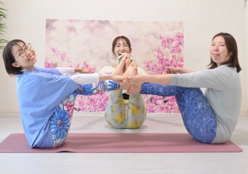 親子や子ども同士で楽しめるキッズヨガのペアポーズ