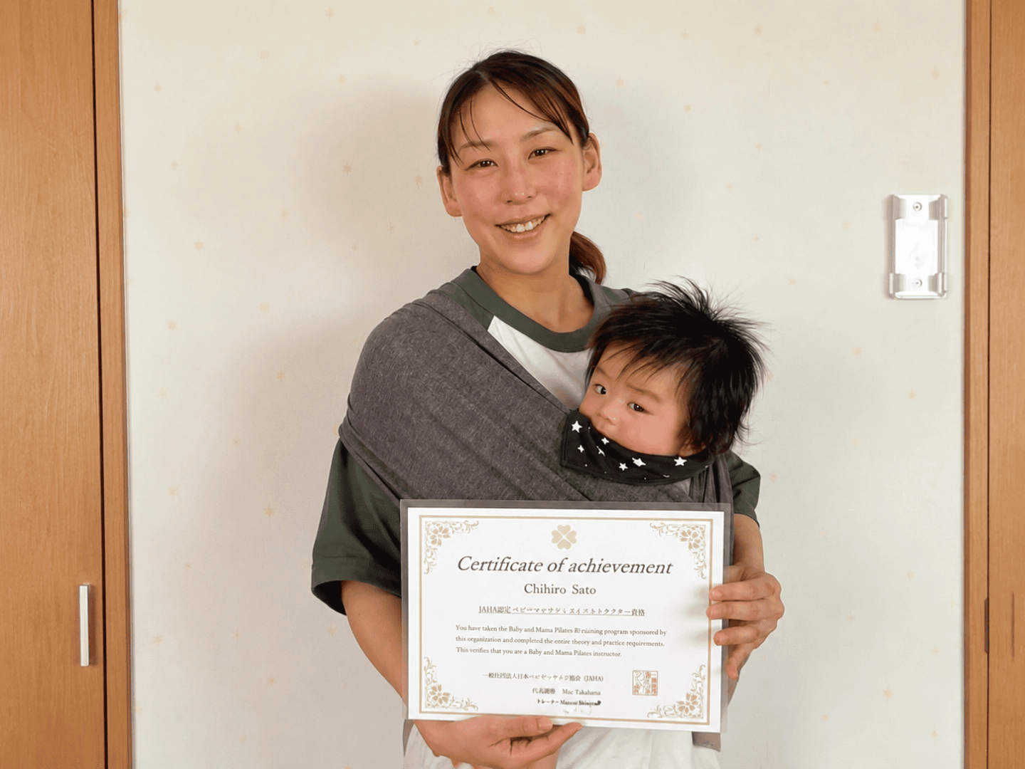 赤ちゃんと一緒に行うベビママピラティスの注意点とポイントを学ぶ様子