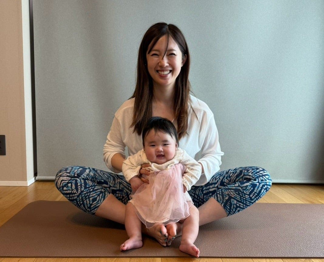 赤ちゃんの身体を安全に支える方法を確認するベビーヨガ講座の様子