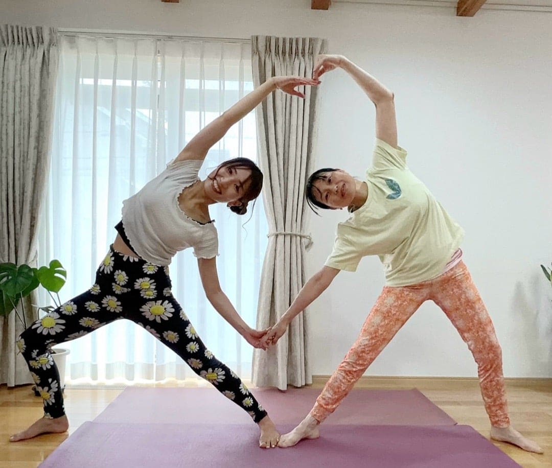 リトル&キッズヨガの最終日にデモレッスンを行うまりこ先生