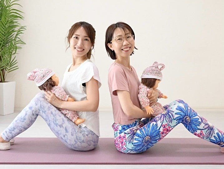 立ち姿勢や前屈と後屈の状態を確認する個別指導の様子