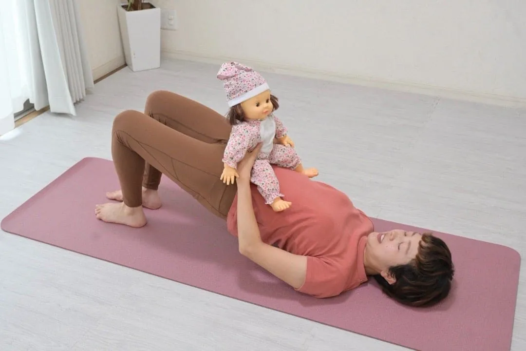 体幹の中心を意識しながらベビママピラティスのエクササイズに取り組む様子