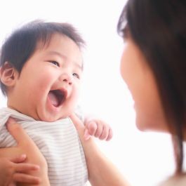 赤ちゃんとママのふれあい