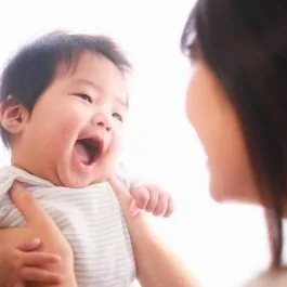 赤ちゃんとママのふれあい