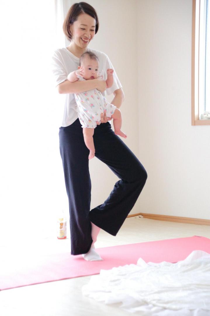 赤ちゃんと一緒に親子ヨガ　立ち木のポーズ
