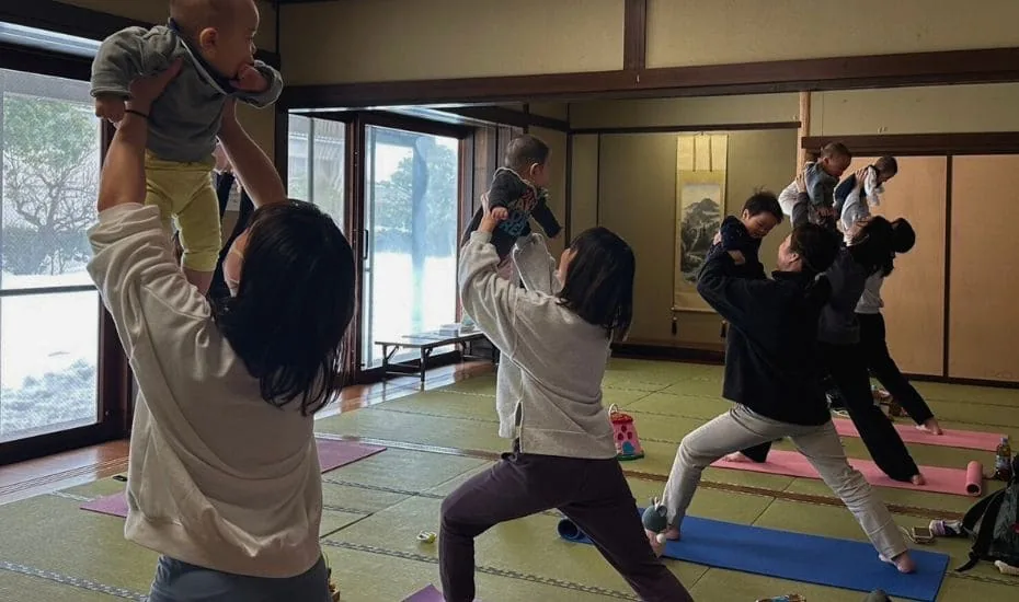 親子ヨガで学べるポーズとふれあいの様子